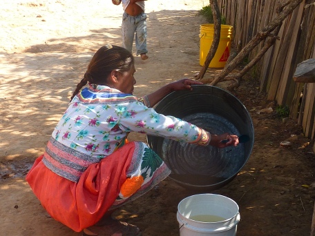 Cleaning a basin for making atole.